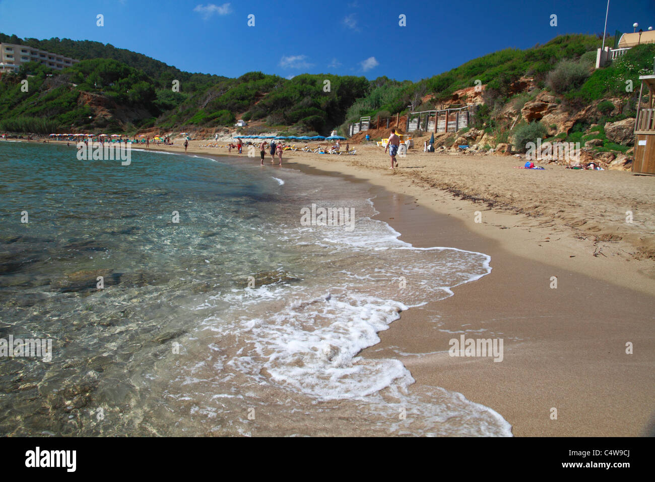 Vista della spiaggia di Es Figueral, Ibiza, Spagna Foto Stock