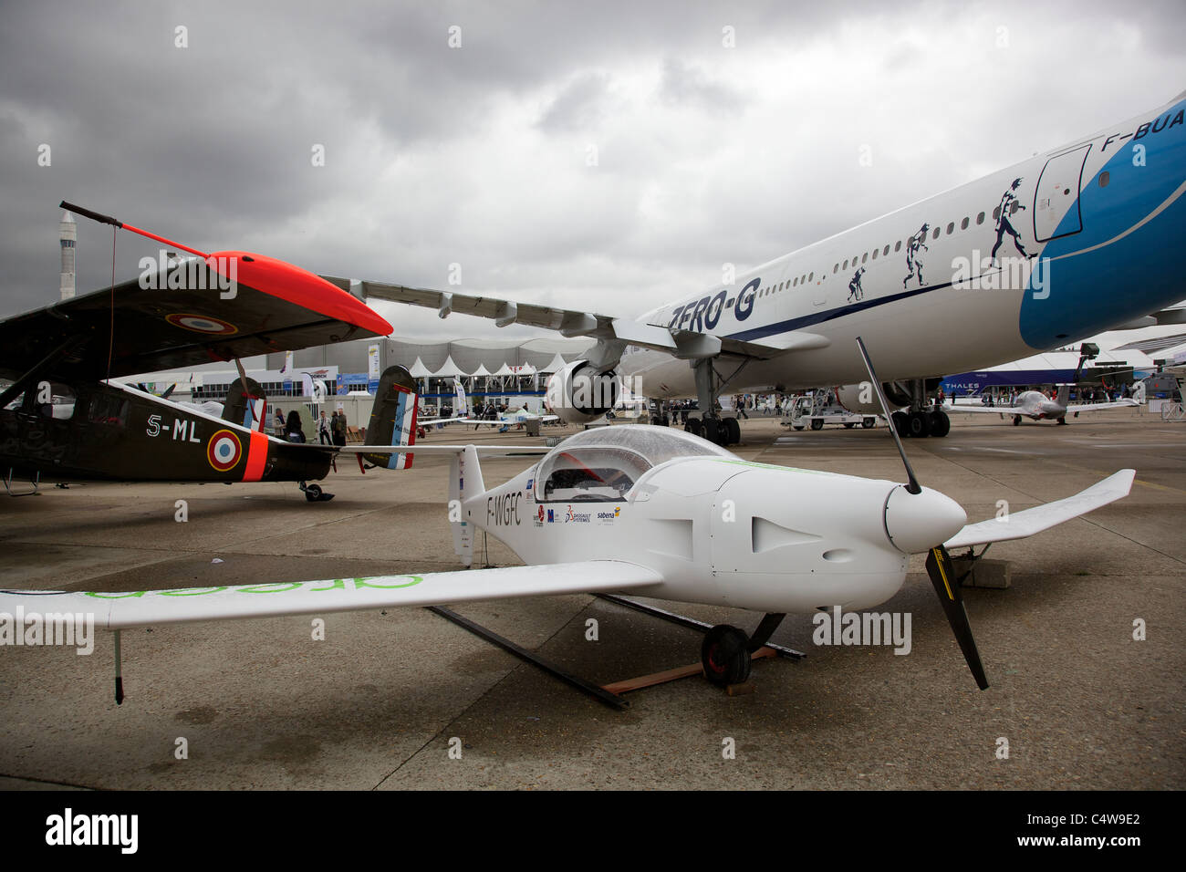 Vari velivoli in mostra statica al Paris Air Show, Giugno 2011 Foto Stock