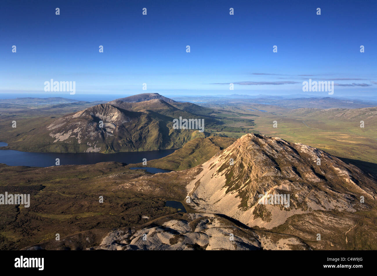 La vista dalla cima di Mount Errigal nella gamma di Derryveagh montagne del Parco nazionale di Glenveagh, Donegal, Irlanda meridionale Foto Stock