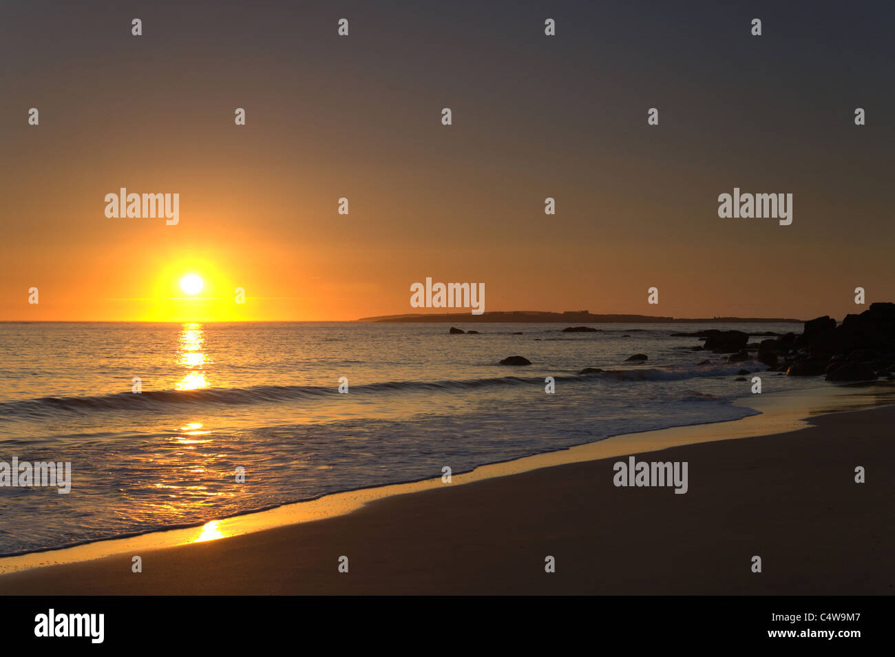 Gli ultimi raggi del sole Donegal, impostazione sun, onde Magheragallon, Derrybeg, sud Irlanda Foto Stock