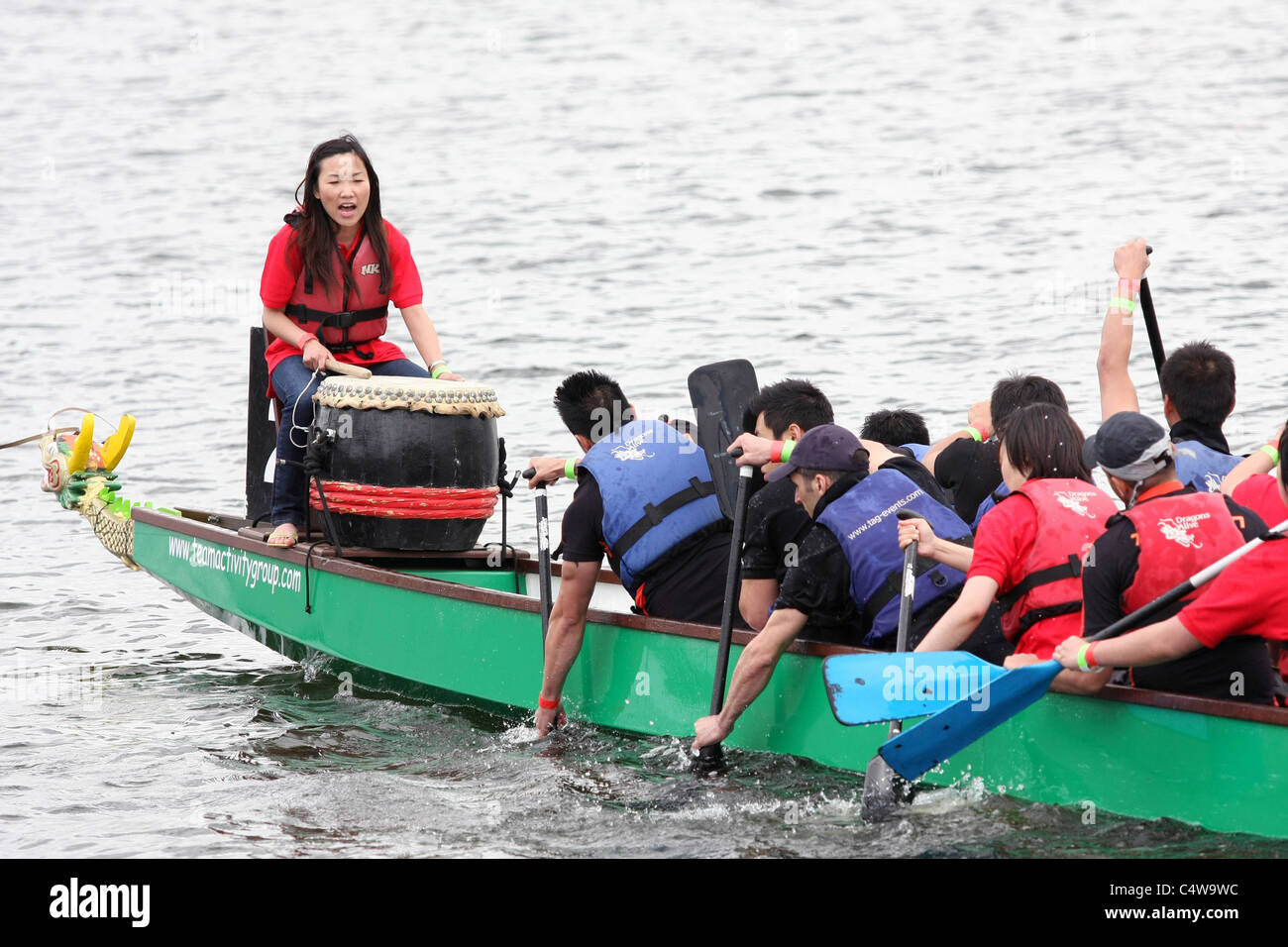 Dragon Boat racing al London Hong Kong Dragon Boat Festival, Royal Albert Dock, Londra 2011 Foto Stock