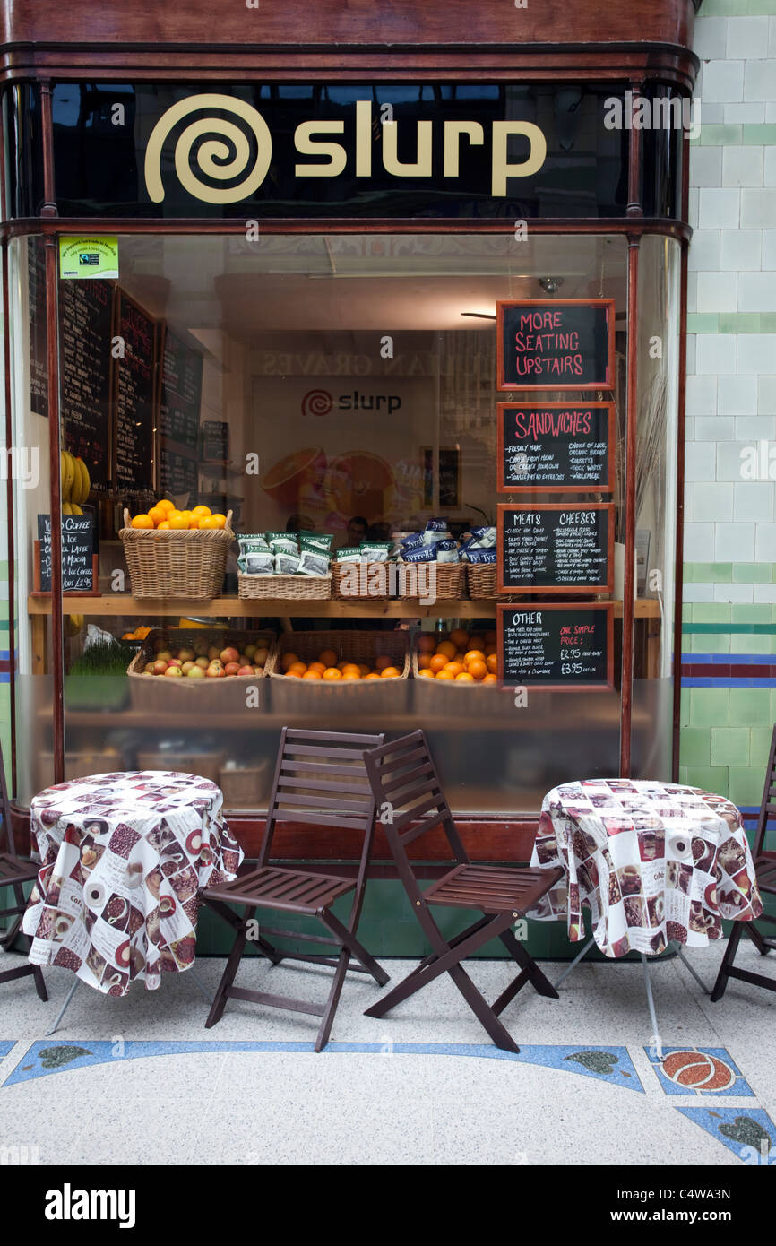 Vetrina/fronte chiamato Slurp vendono frutta fresca nella Royal Arcade, Norwich, Norfolk, Inghilterra, UK, Regno Unito Foto Stock