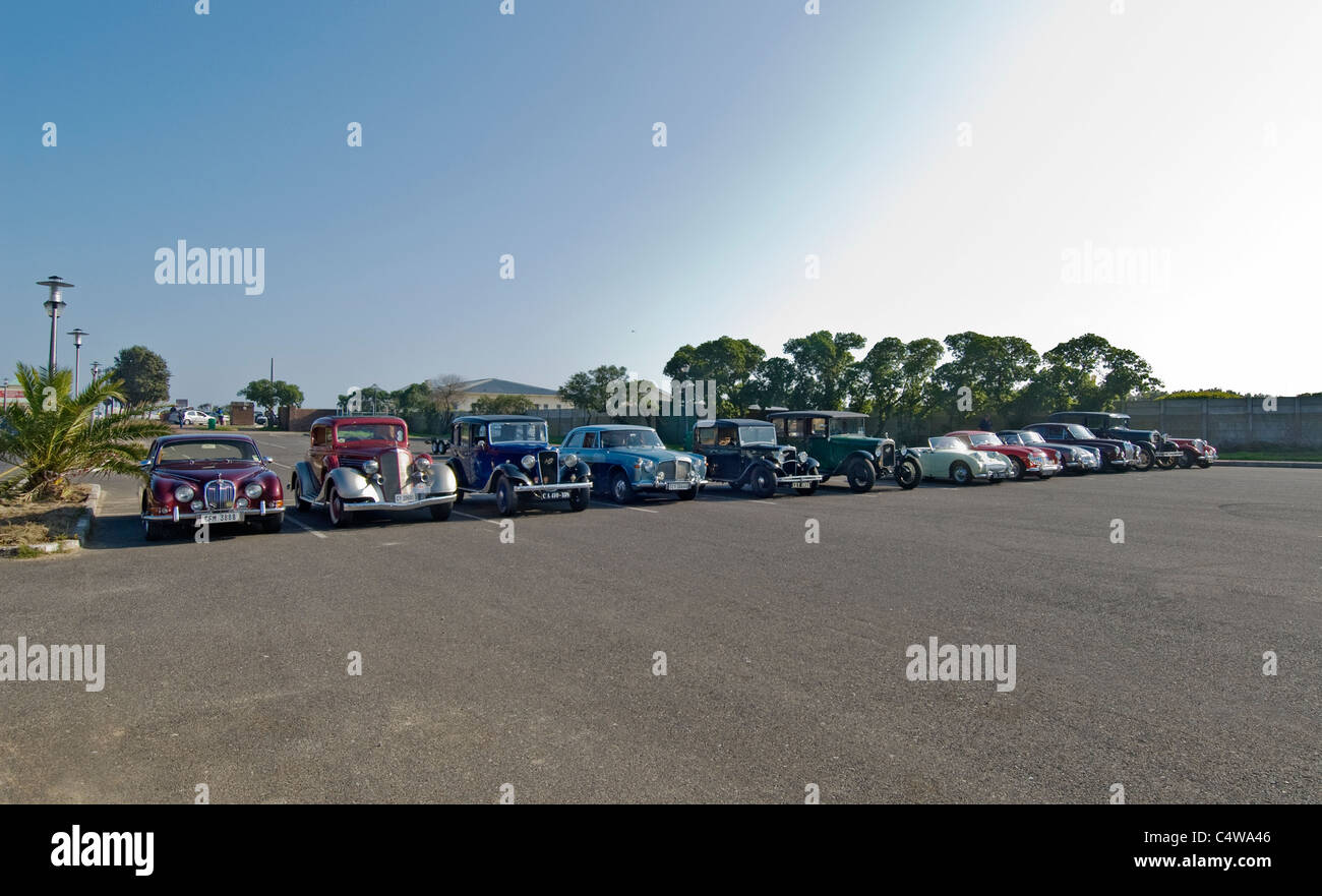 Lineup del vecchio e storico classico e auto d'epoca che sono state prendendo parte ad un motore nel rally di Cape Town, Sud Africa. Foto Stock