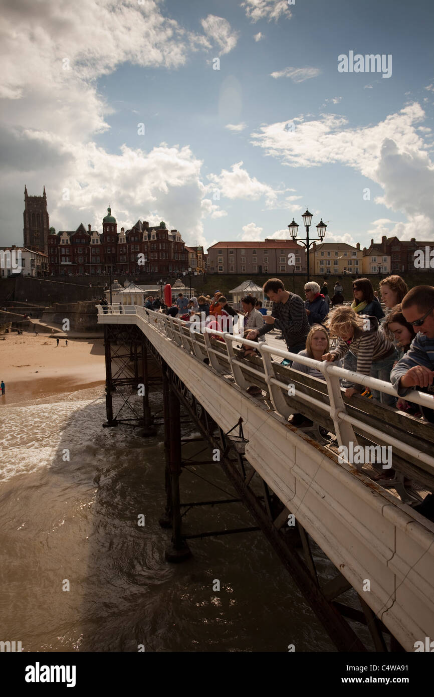 Persone a Cromer Pier un popolare resort per vacanze in Norfolk East Anglia England Foto Stock