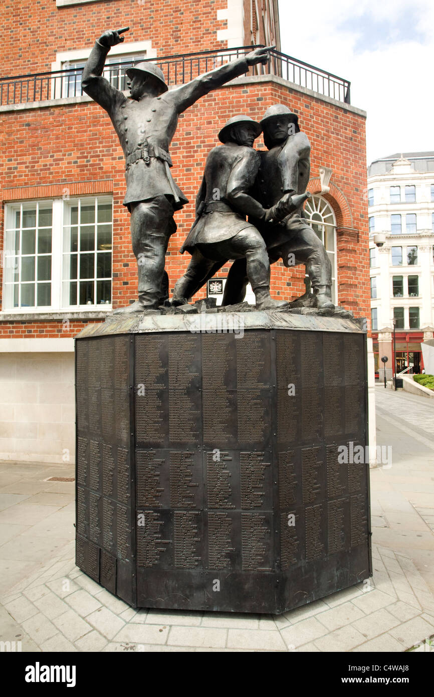 I Vigili del Fuoco Nazionale Memorial Sculpture, Giubileo marciapiede, City of London, Londra Foto Stock