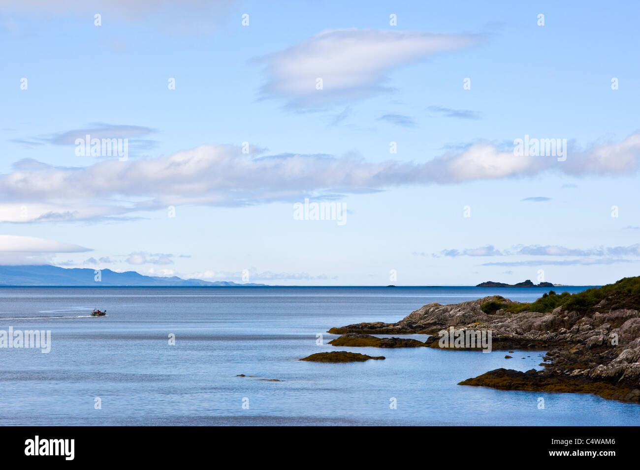 Vista sul Loch nan Uamh verso il suono di Arisaig in Scozia Foto Stock