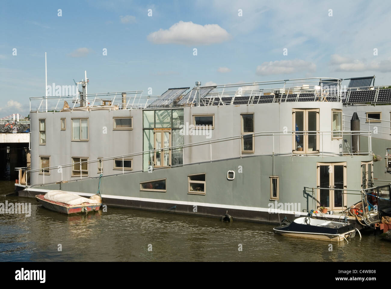 Nine Elms Wharf casa galleggiante galleggiante fiume Tideway Village Thames Battersea South London UK . Foto Stock