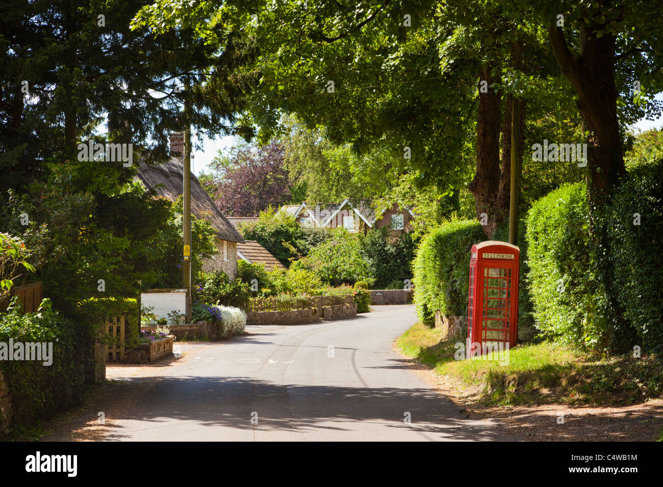 Ashmore, un piccolo villaggio inglese nel Dorset, England, Regno Unito - strada attraverso il villaggio Foto Stock
