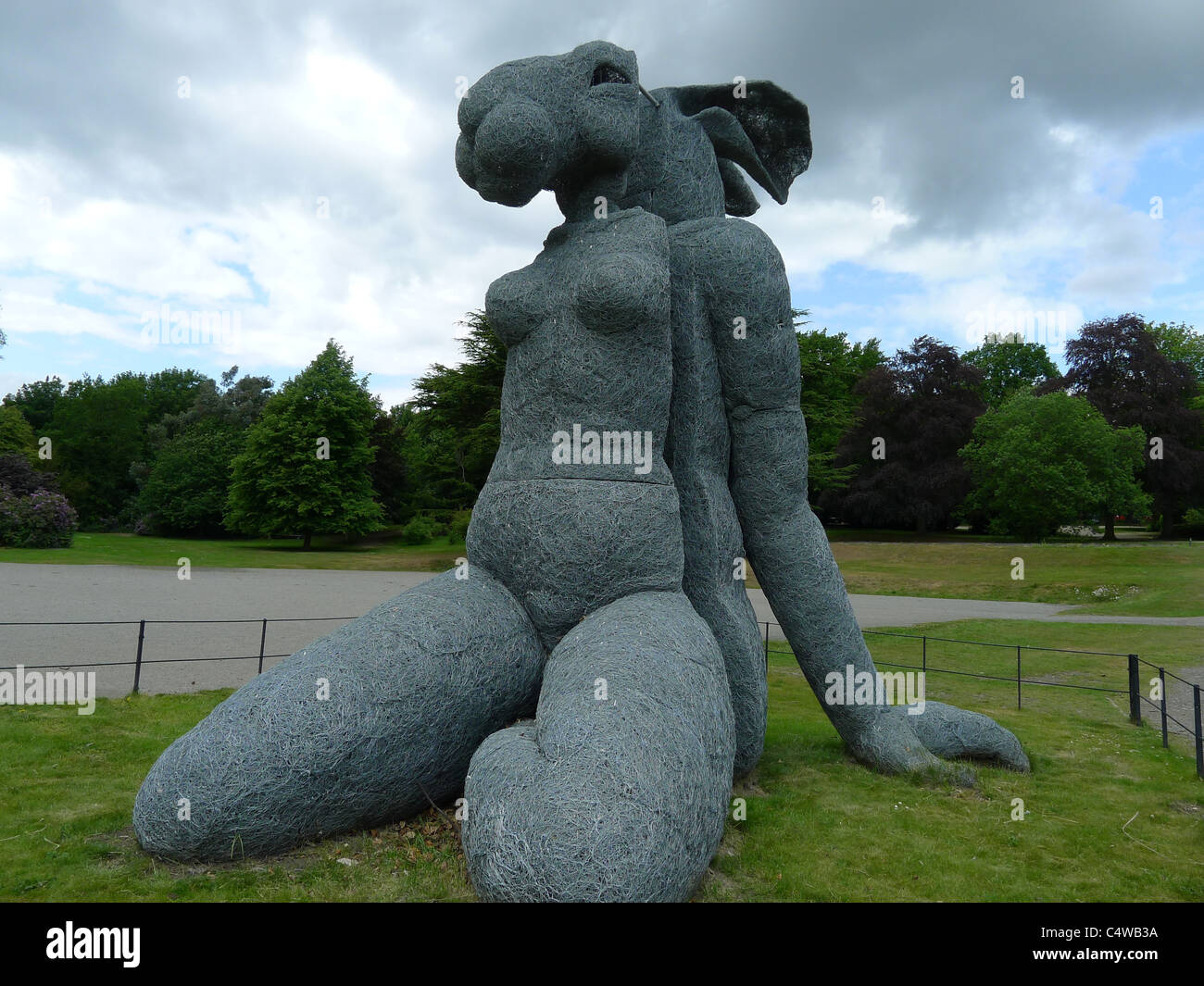 Seduta da Sophie Ryder, Yorkshire Sculpture Park Foto Stock