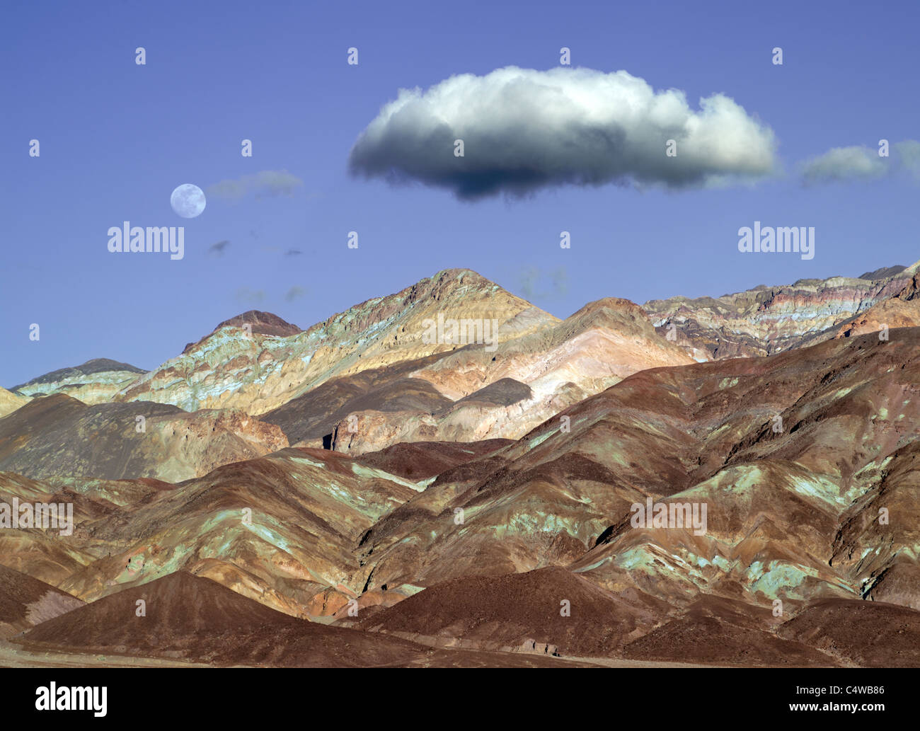 Colline variopinte e luna. Parco Nazionale della Valle della Morte, California Foto Stock