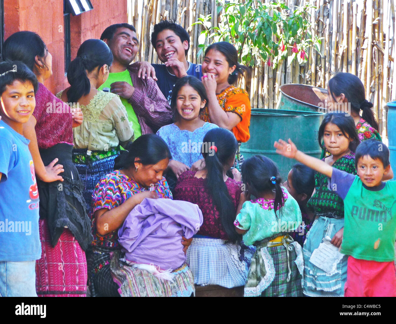 Povero indiano famiglie in Guatemala che hanno nuove case costruite da volontari compresi Regno Unito anno gap studenti. Foto Stock
