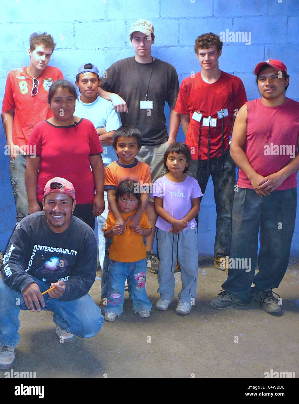 Povero indiano famiglie in Guatemala che hanno nuove case costruite da volontari compresi Regno Unito anno gap studenti. Foto Stock