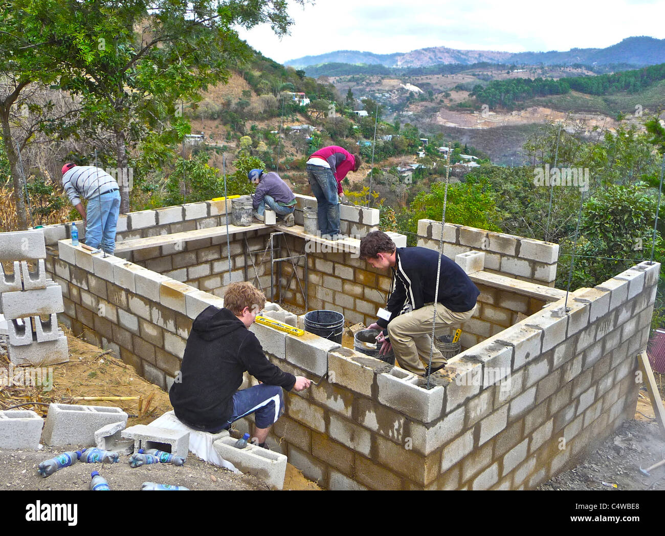 Povero indiano famiglie in Guatemala sono avente nuove case costruite da volontari compresi Regno Unito anno gap studenti. Foto Stock