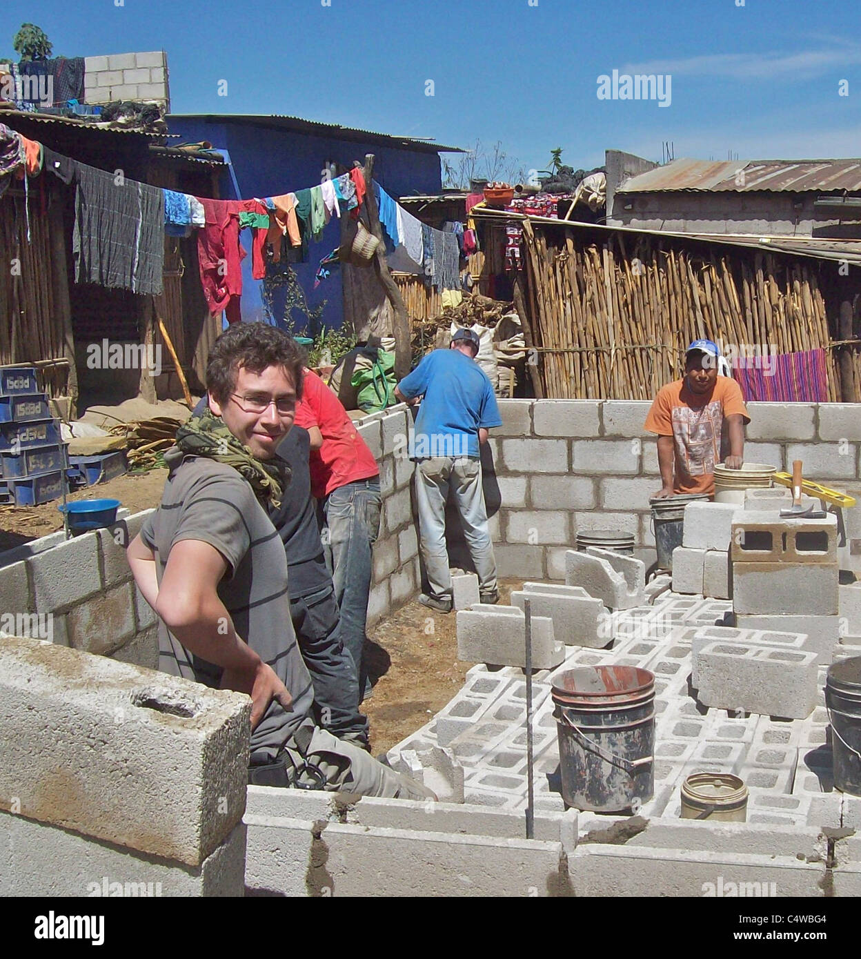 Povero indiano famiglie in Guatemala sono avente nuove case costruite da volontari compresi Regno Unito anno gap studenti. Foto Stock