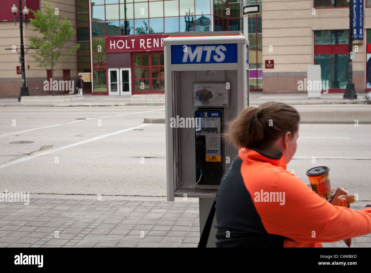 Un MTS telefono pubblico è raffigurato in Winnipeg Foto Stock