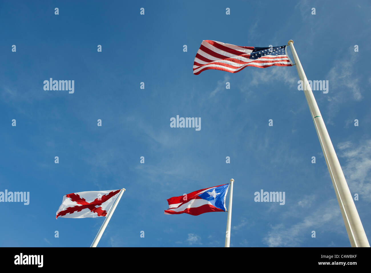 Puerto Rico San Juan Vecchia e a basso angolo di visione delle bandiere sotto il cielo blu Foto Stock