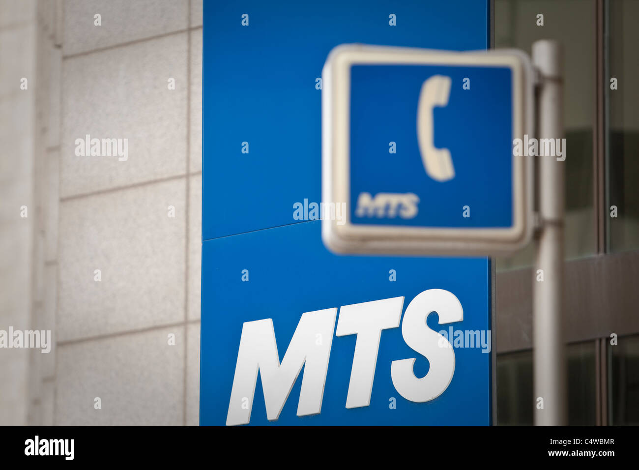 Un MTS telefono pubblico è raffigurato nella parte anteriore del posto di MTS, sede di MTS in Winnipeg Foto Stock