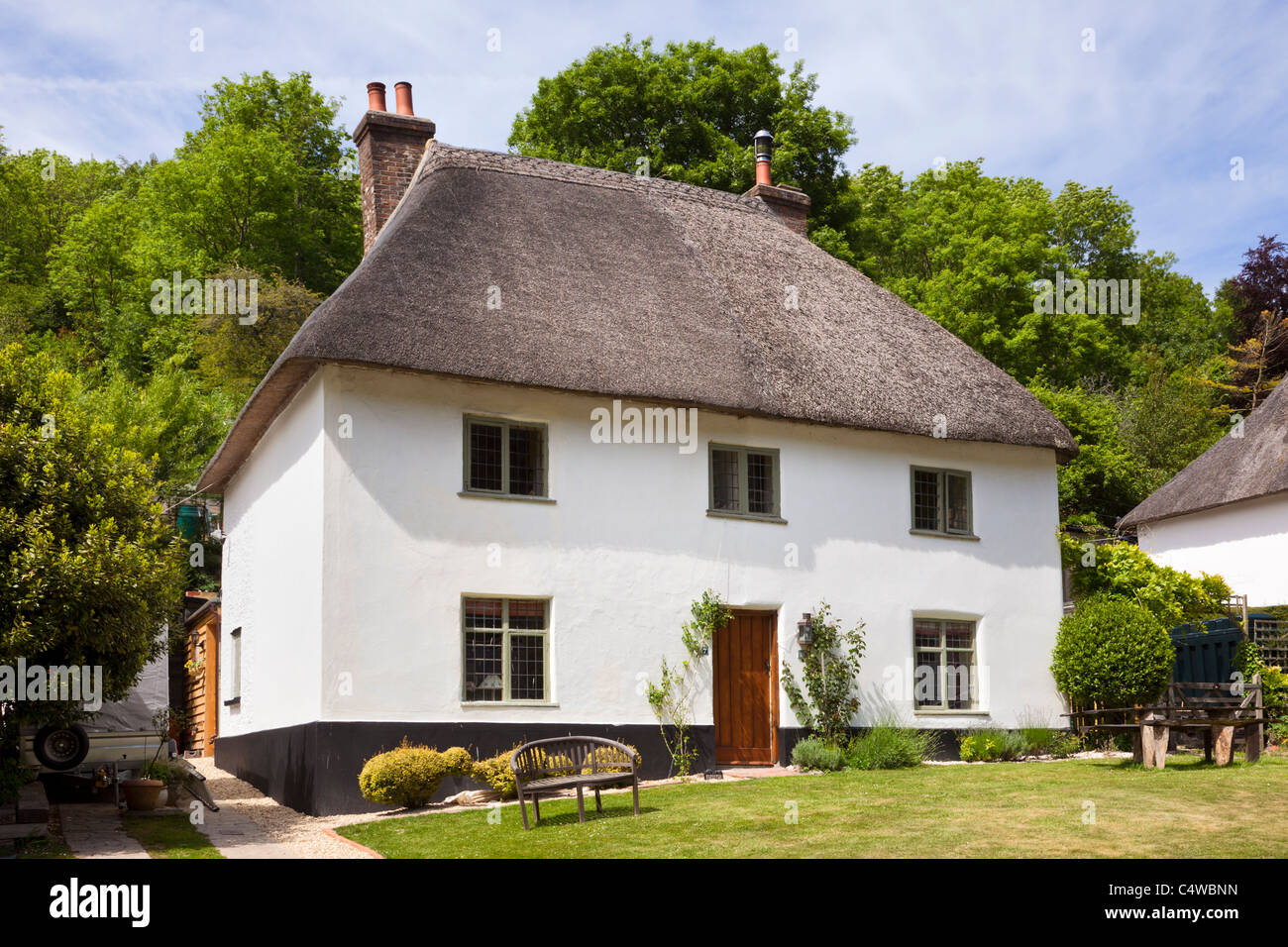 Cottage con il tetto di paglia nel Dorset villaggio di Milton Abbas, England, Regno Unito Foto Stock