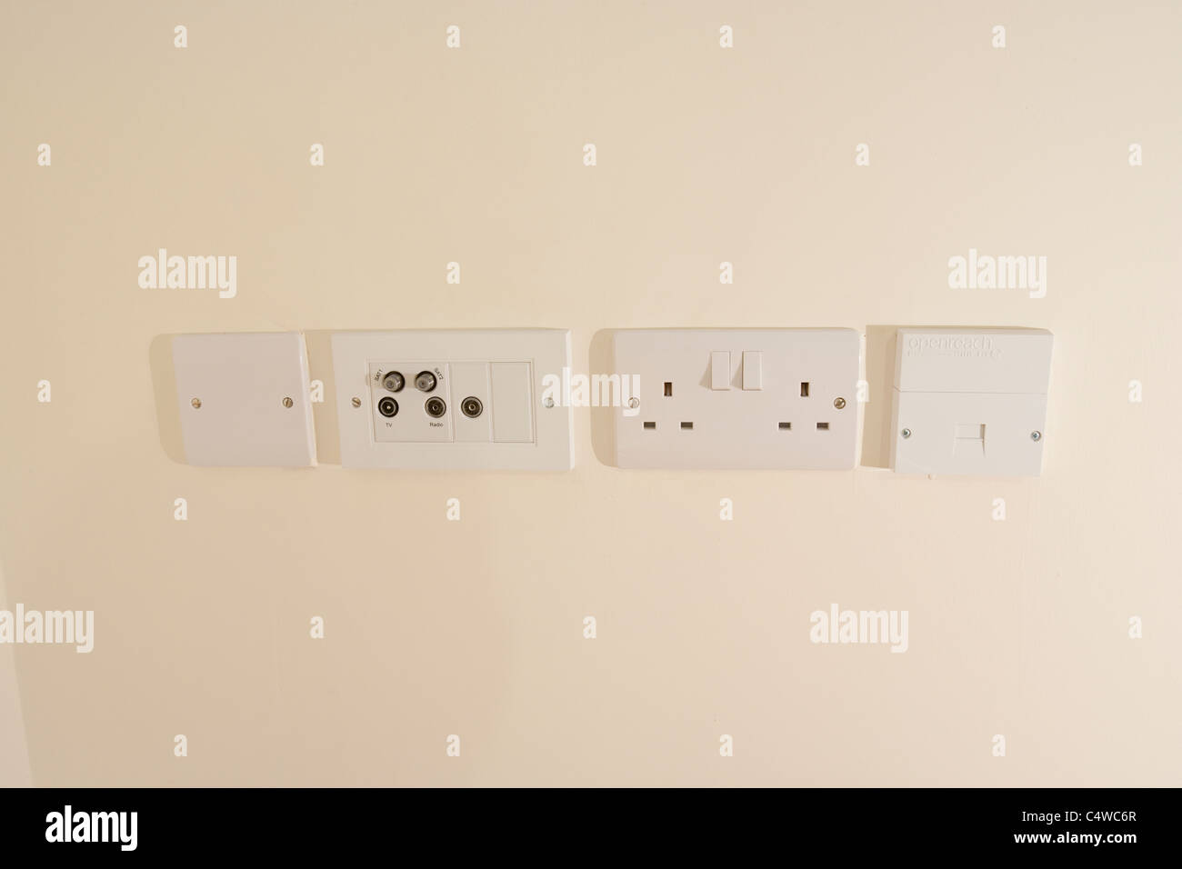 Il pannello interno di utilità del Regno Unito prese montate su una parete.a doppia pista 230volt presa di alimentazione, BT presa telefonica,Tv presa di antenna Foto Stock