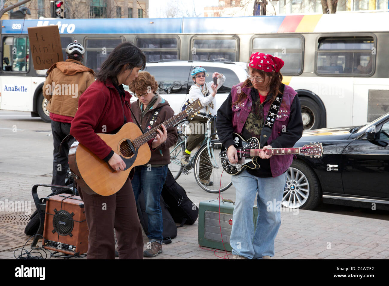 Musicisti di strada di eseguire alla protesta del lavoro. Madison, Wisconsin. Foto Stock