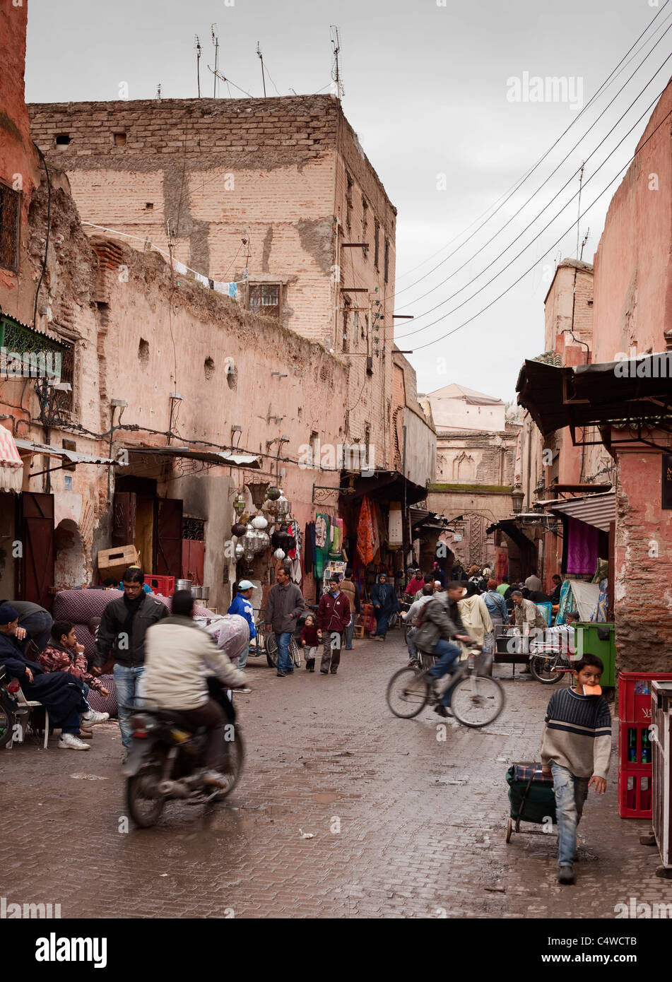 La vita si spostano rapidamente nella città vecchia zona Souk della Medina. Marrakech, Marocco. Foto Stock