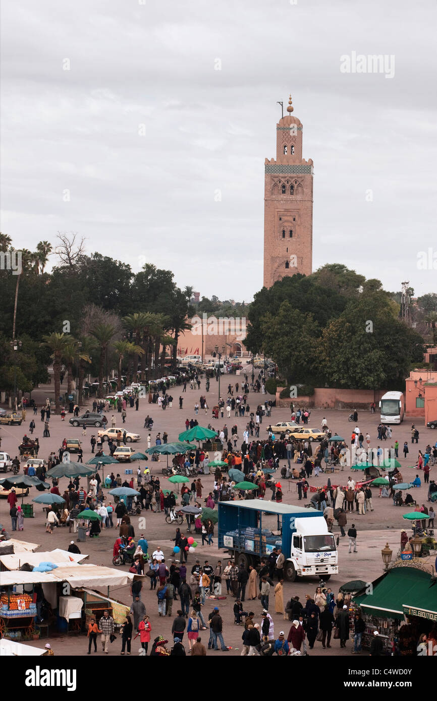 Jemaa El Fna (assemblea dei morti) Square con la moschea di Koutoubia in background. Marrakech, Marocco. Foto Stock