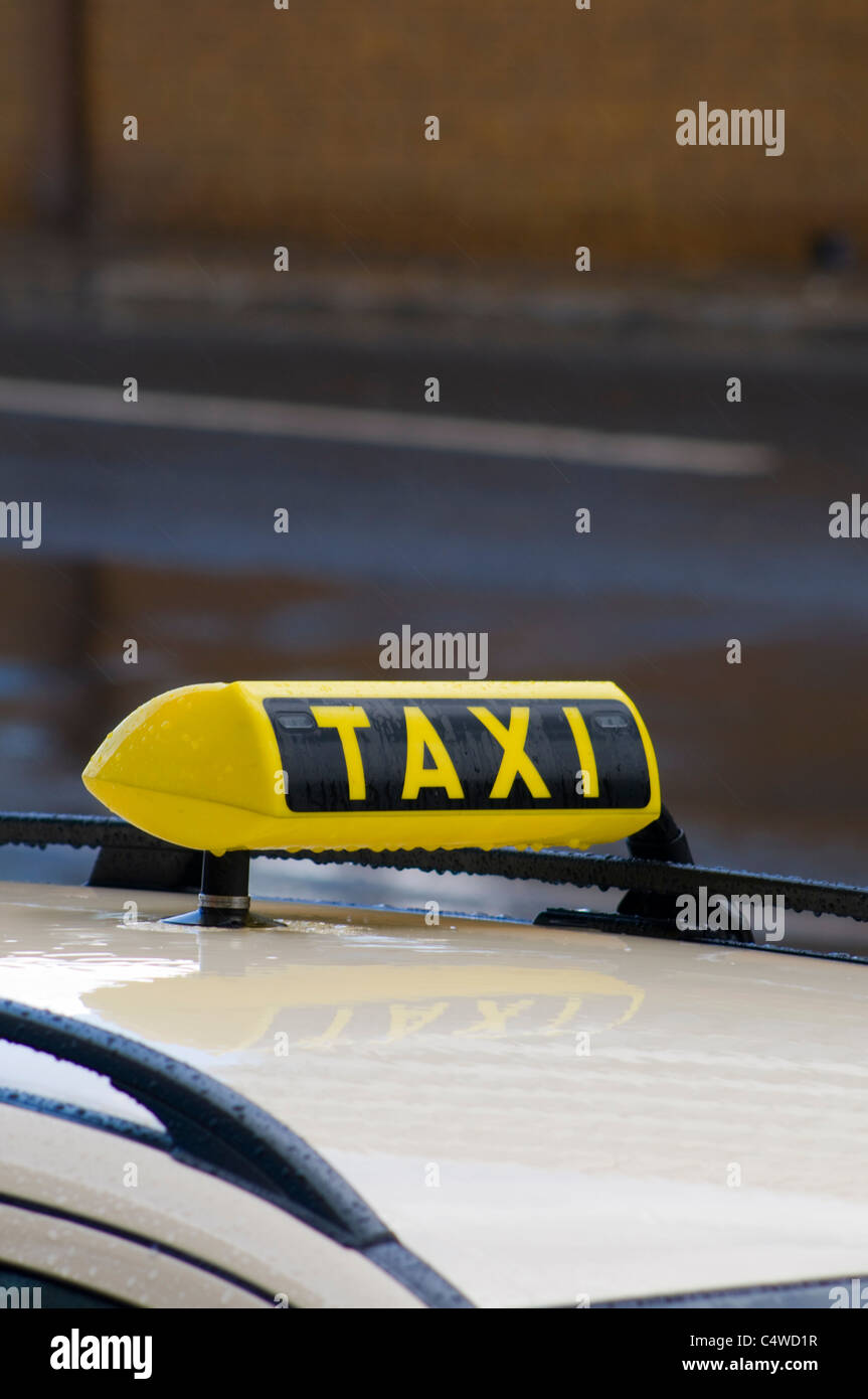 Taxi firmare sotto la pioggia, pronto per il noleggio. Berlino, Germania Foto Stock