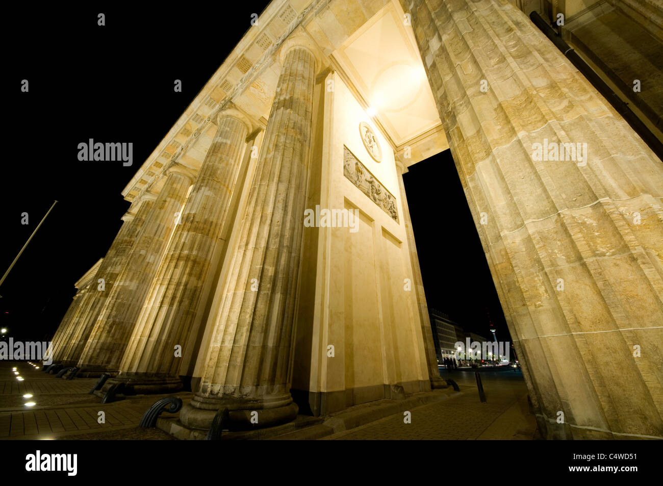 La Porta di Brandeburgo, Berlino, di notte, extreme grandangolari, Foto Stock