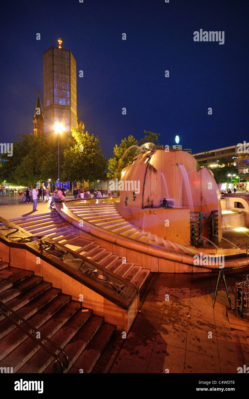 Breitscheidplatz con Globo mondo Fontana e la chiesa commemorativa di Kaiser-Wilhelm di notte, Kurfuerstendamm, Berlino, Germania, Europa Foto Stock