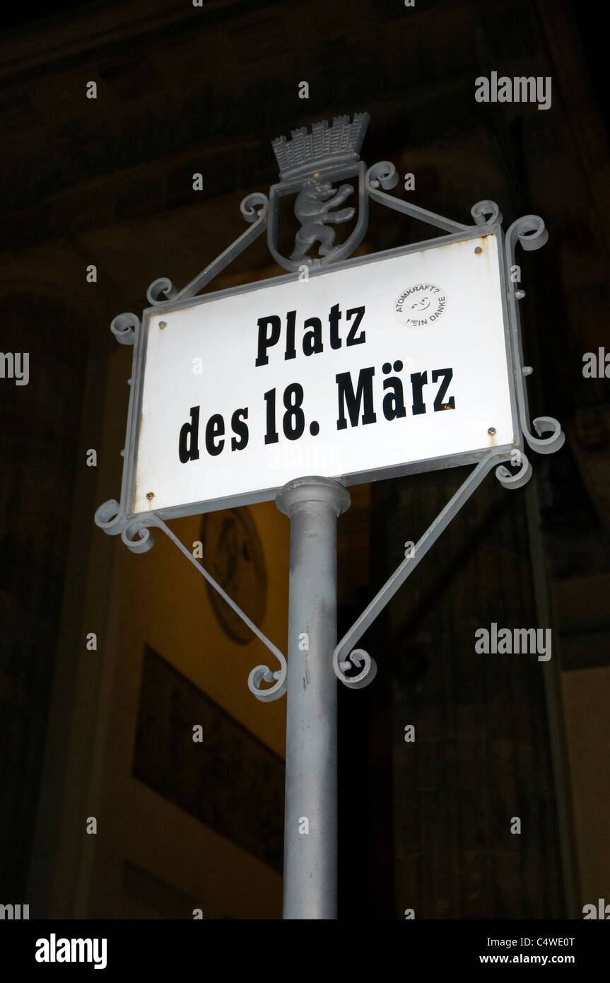Cartello Platz des 18. Marz dalla Porta di Brandeburgo, Berlino di notte Foto Stock