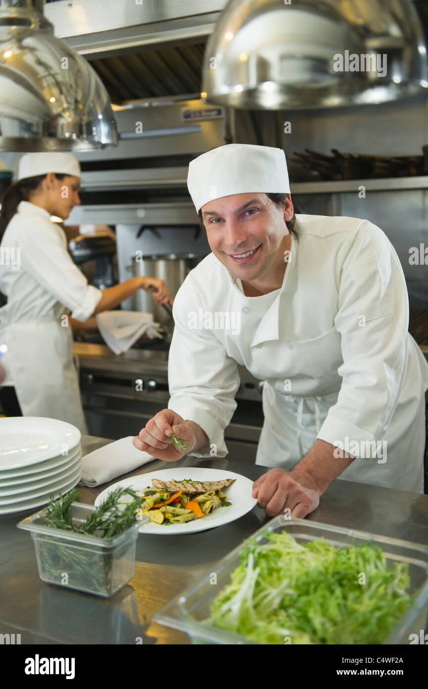 Stati Uniti d'America, New York New York City, Chef e cuoco preparare il cibo in cucina commerciale Foto Stock