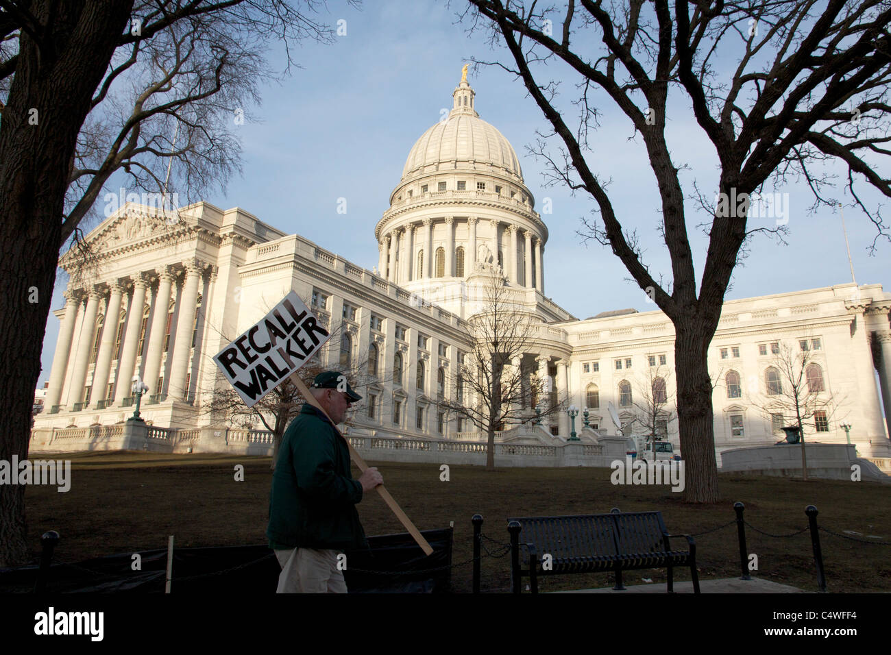 La manodopera protester portante richiamare Walker segno in Campidoglio, Madison, Wisconsin. Foto Stock