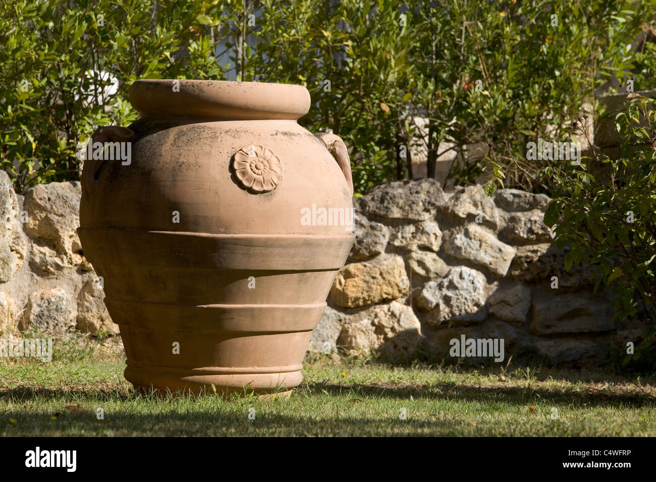 Decorativo grande vaso in terracotta o della piantatrice, Toscana, Italia  Foto stock - Alamy