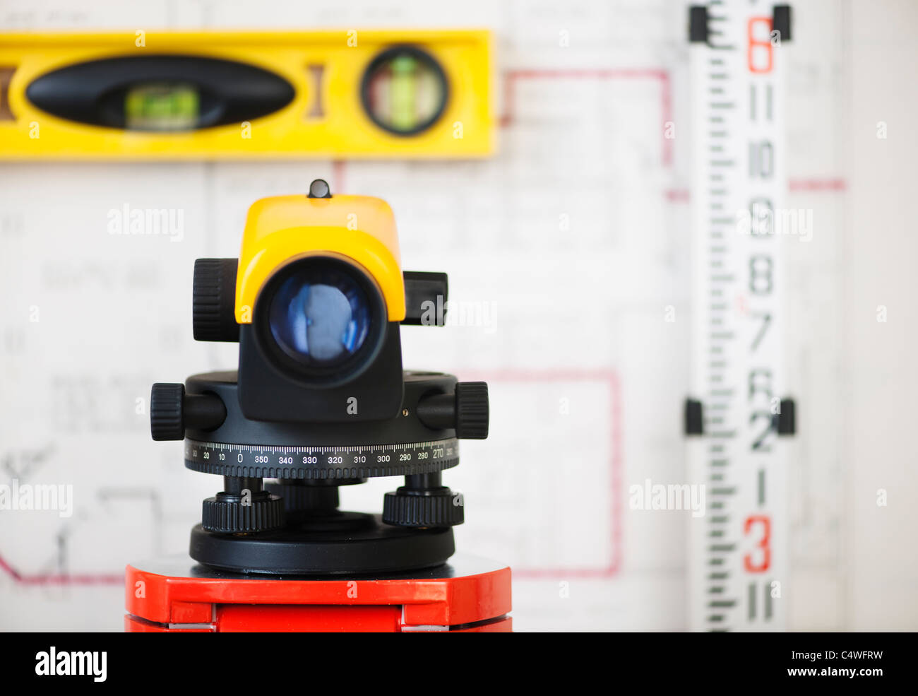 Ancora in vita con blueprint e livello, Teodolite in primo piano Foto Stock