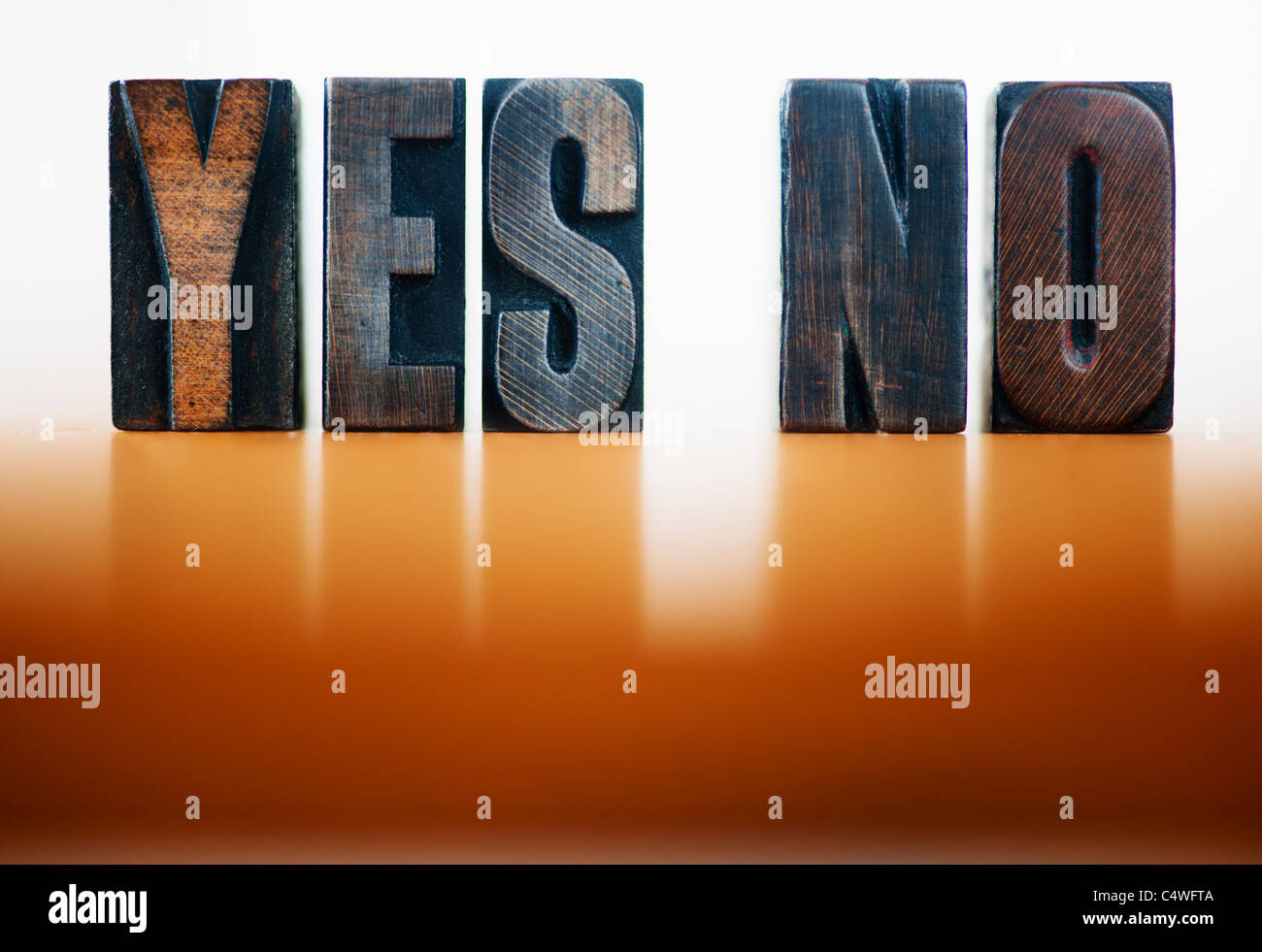 Lettera di legno blocca l'ortografia " sì " e " no " Studio shot Foto Stock