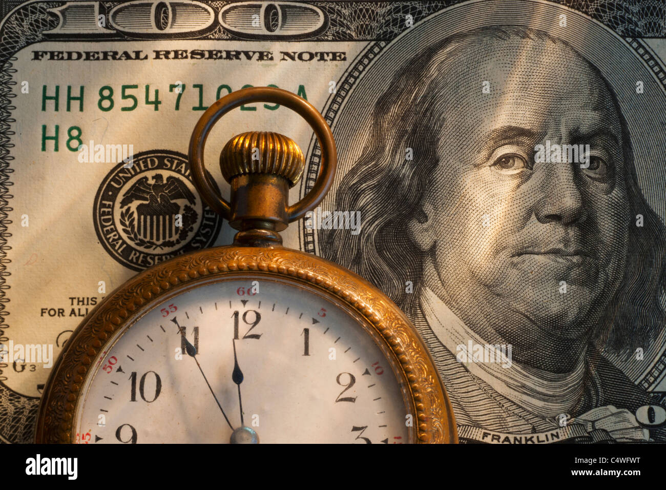 Orologio da tasca su un centinaio di dollari, studio shot Foto Stock