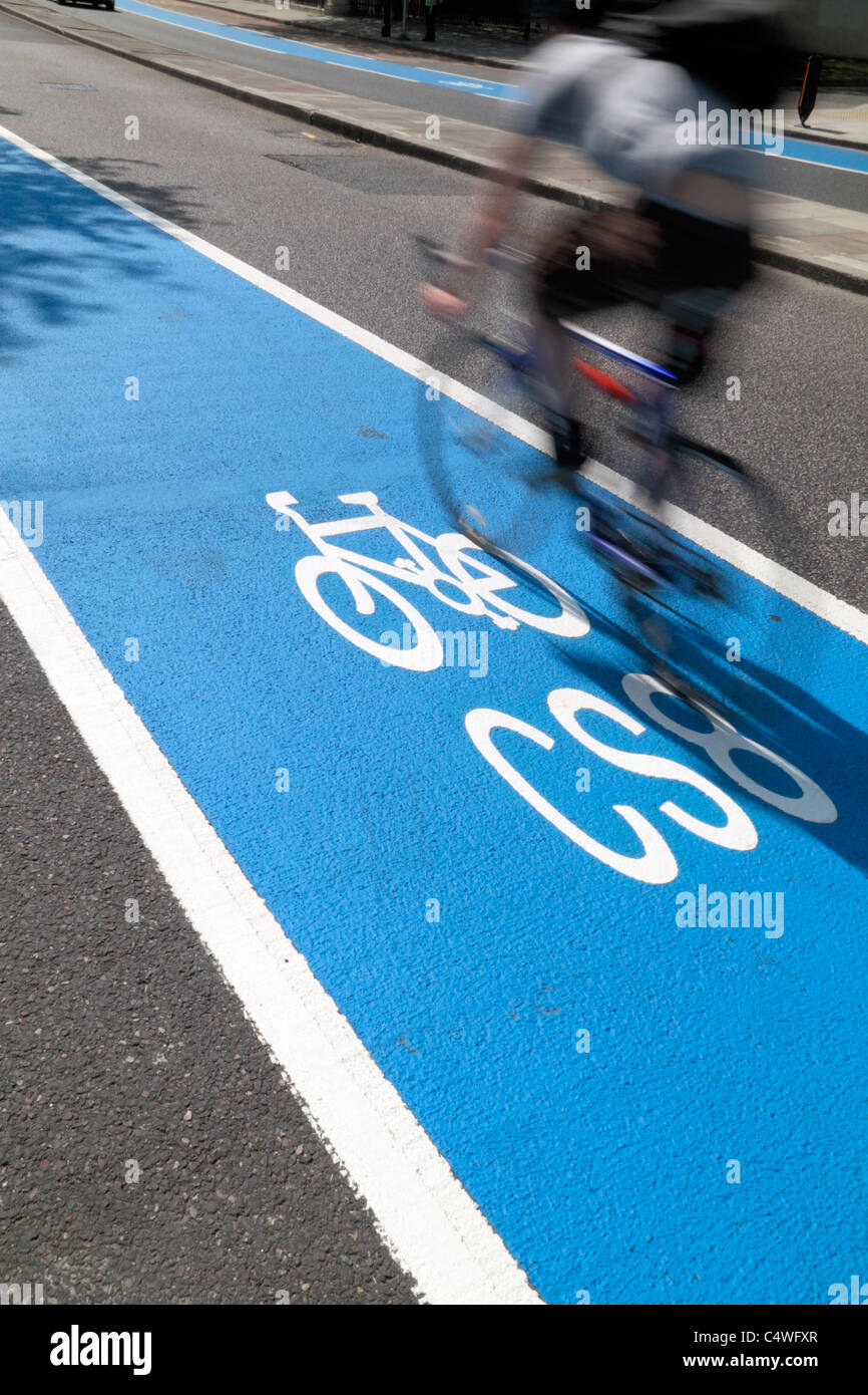 Ciclista a cavallo lungo un nuovo percorso ciclabile Barclays Cycle superstrada CS8 attraverso il centro di Londra. Foto Stock