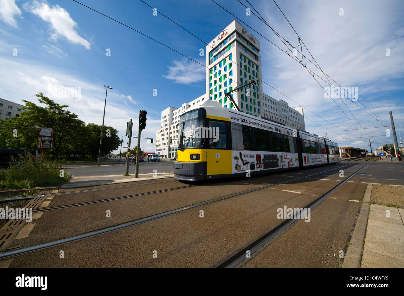 Una fermata del tram che passa di fronte all'Andel's hotel, Berlino Est Foto Stock