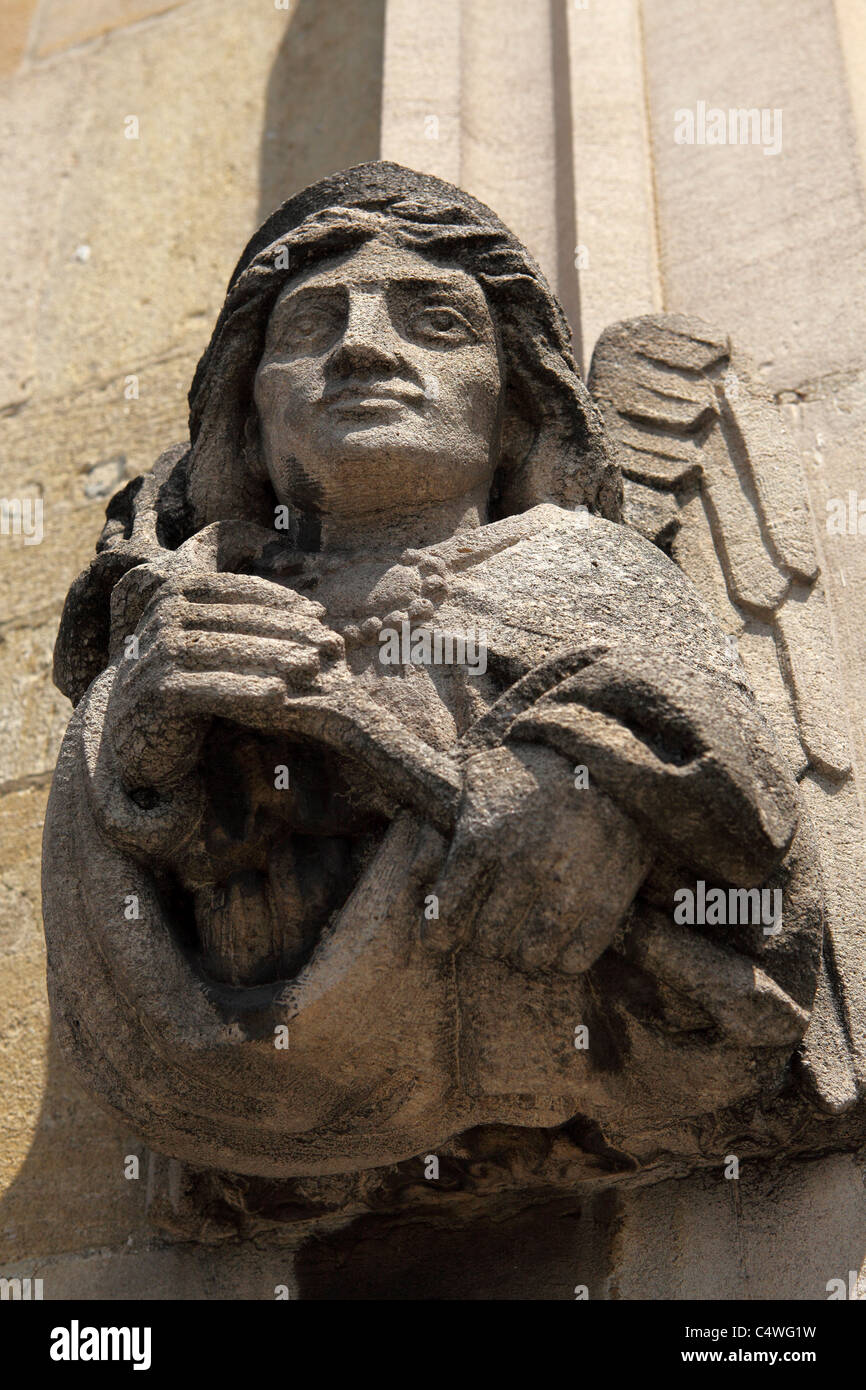 Un gargoyle alato si affaccia su Oxford dalle pareti di Magdalen College. Foto Stock