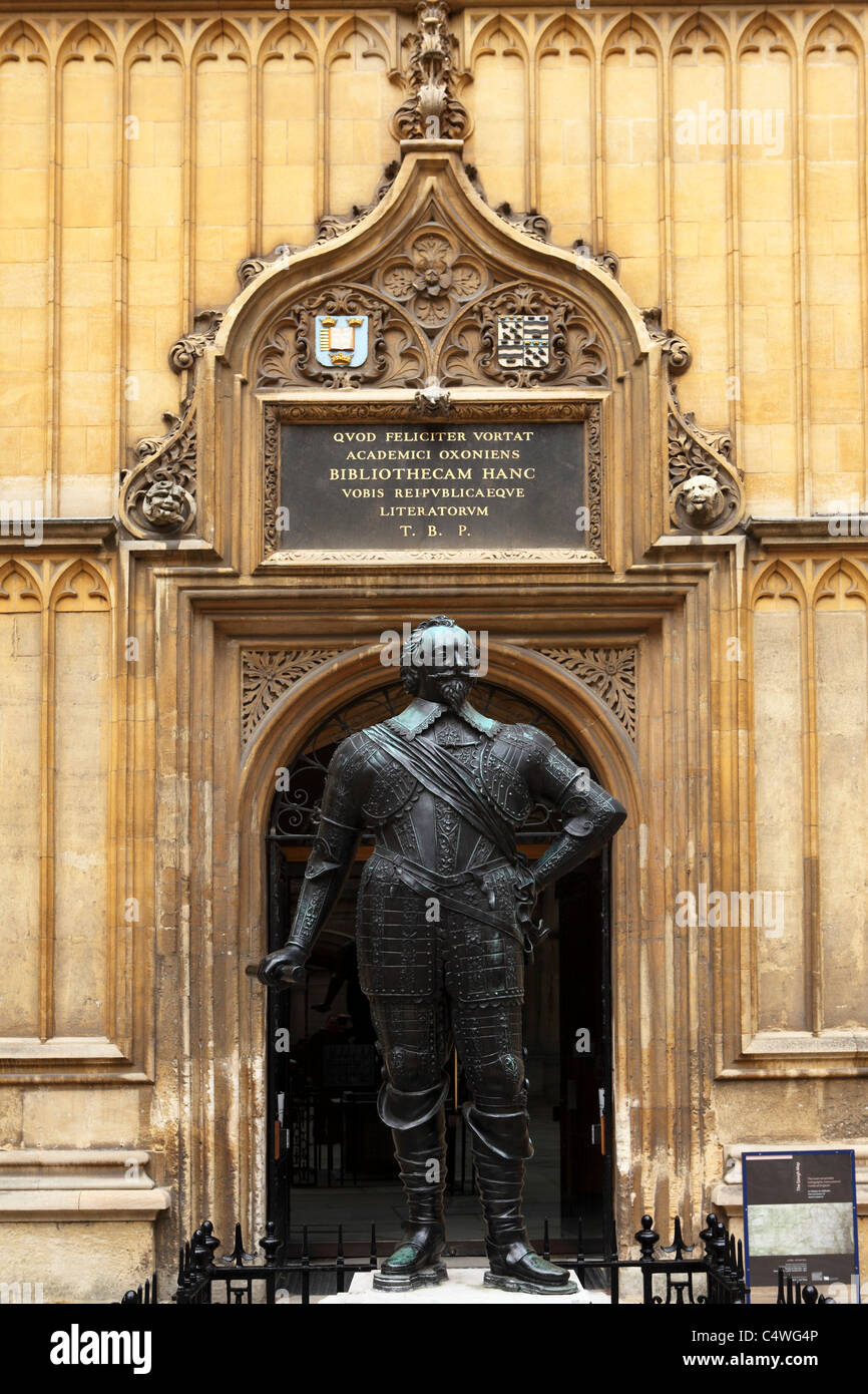 La faccia del conte di Pembroke della statua, entro le vecchie scuole del quadrangolo presso la Bodleian Library a Oxford, Inghilterra. Foto Stock