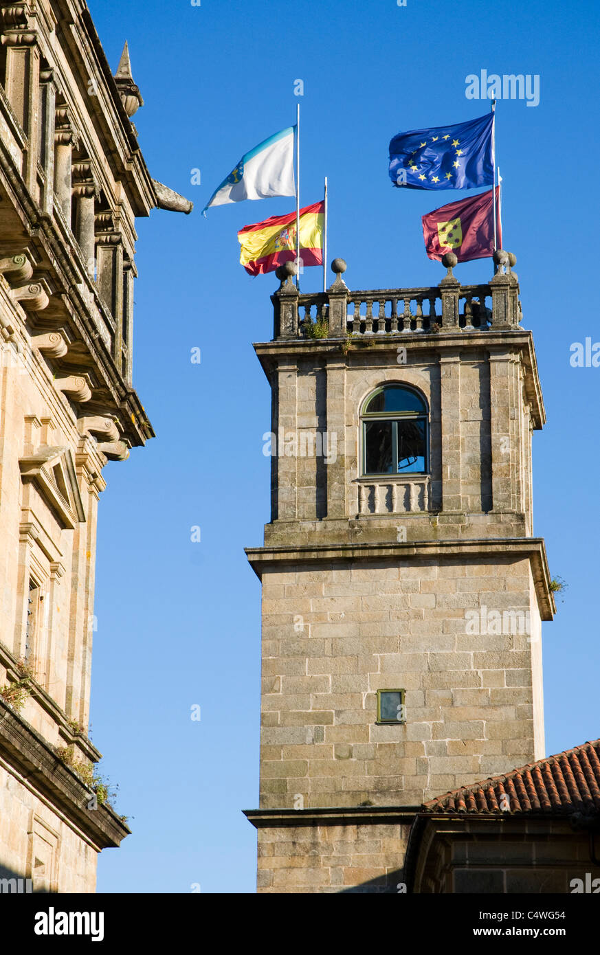 Bandiere che sventolano sulla torre di una chiesa. Santiago de Compostela. Foto Stock