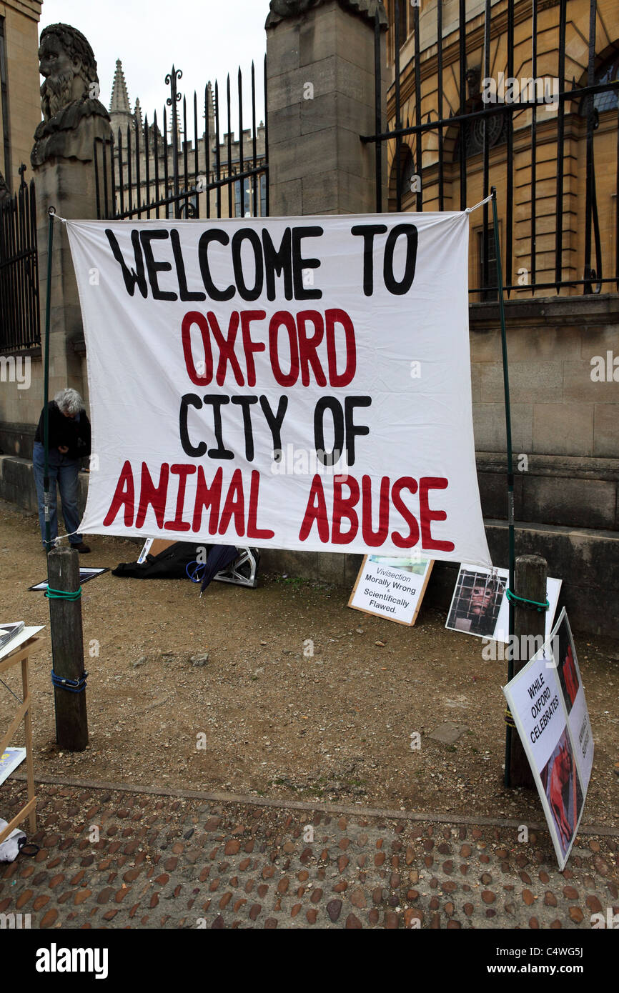 Una protesta da parte di un animale del gruppo diritti nel centro di Oxford in Inghilterra. Foto Stock