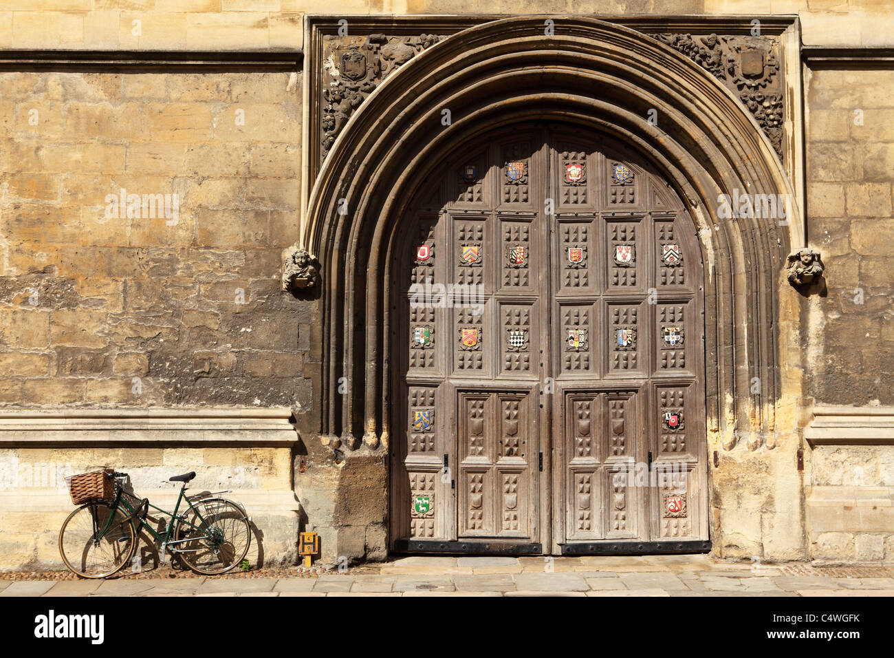 Biciclette parcheggiate accanto alle porte chiuse della Bodleian Library di Oxford, Inghilterra. Foto Stock