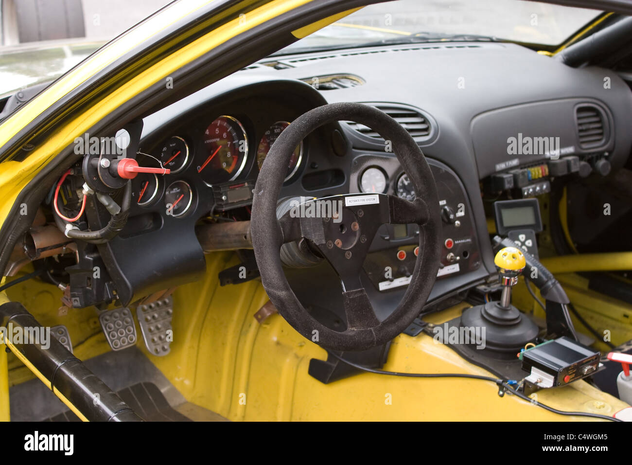 Il cockpit di un auto sportiva personalizzata per via racing. Foto Stock