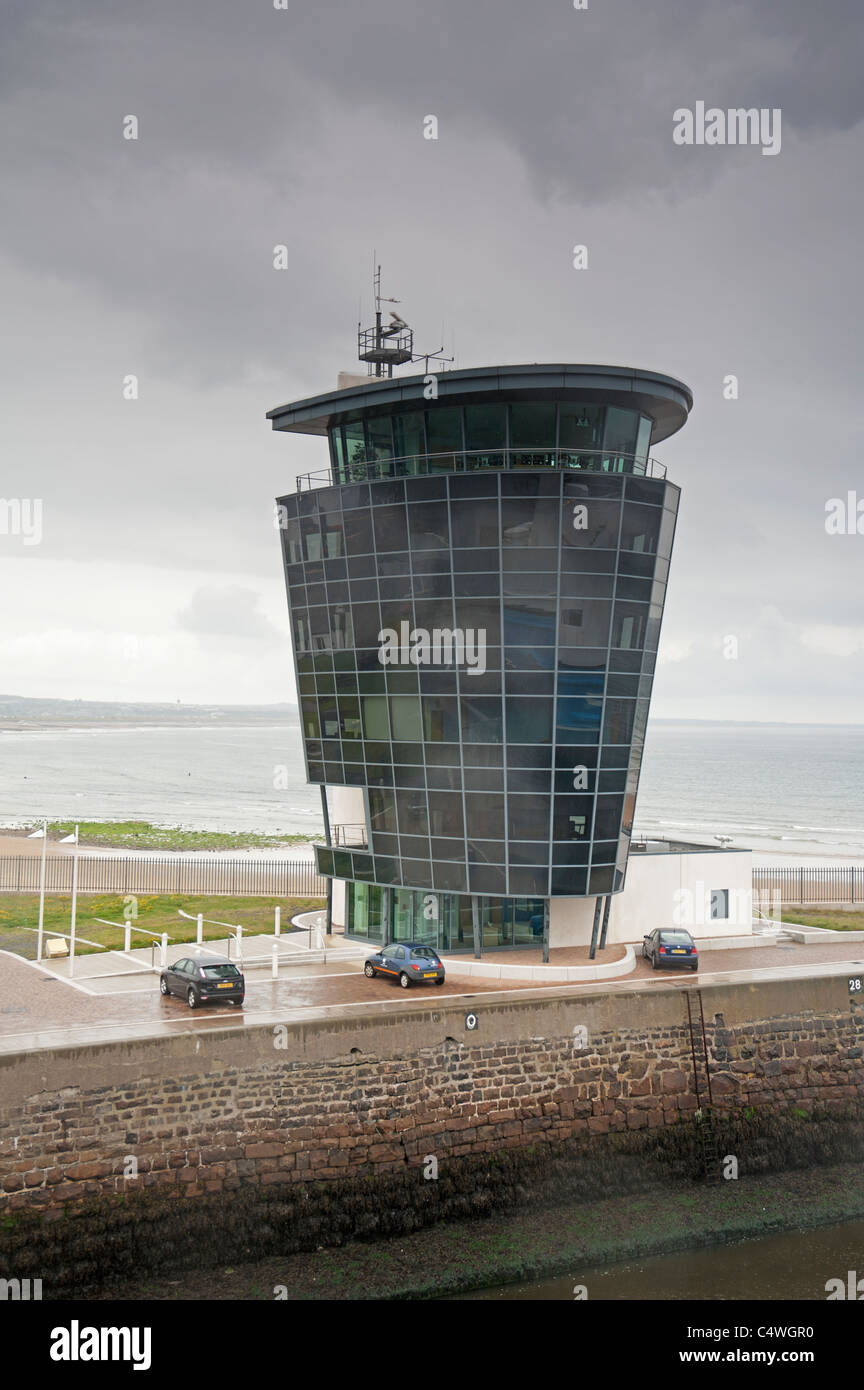 Aberdeen spedizioni marittime della torre di controllo all'entrata del porto sul fiume Dee, Scozia. SCO 7308. Foto Stock