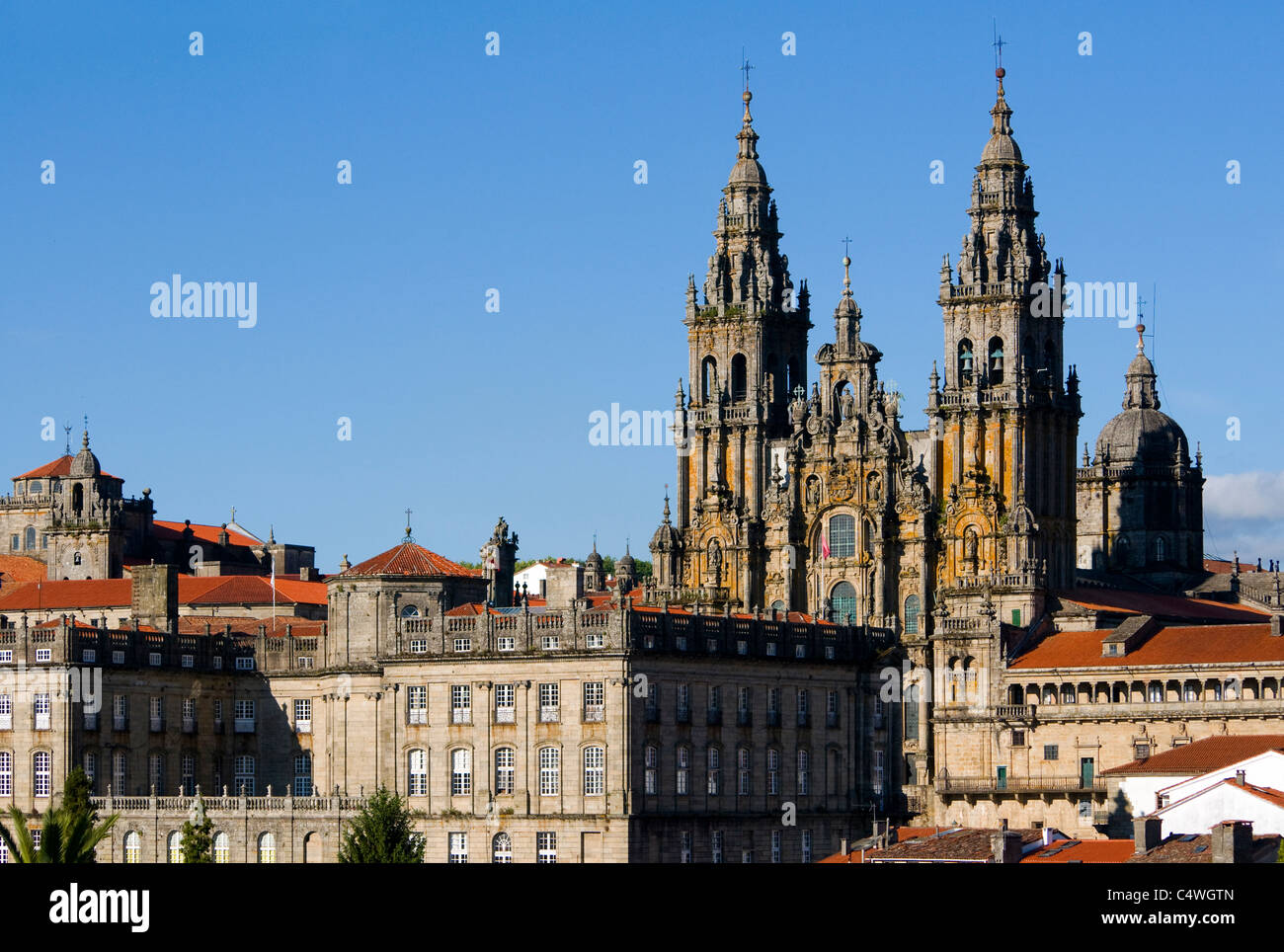 Santiago de compostela cattedrale che domina lo skyline della città. Foto Stock