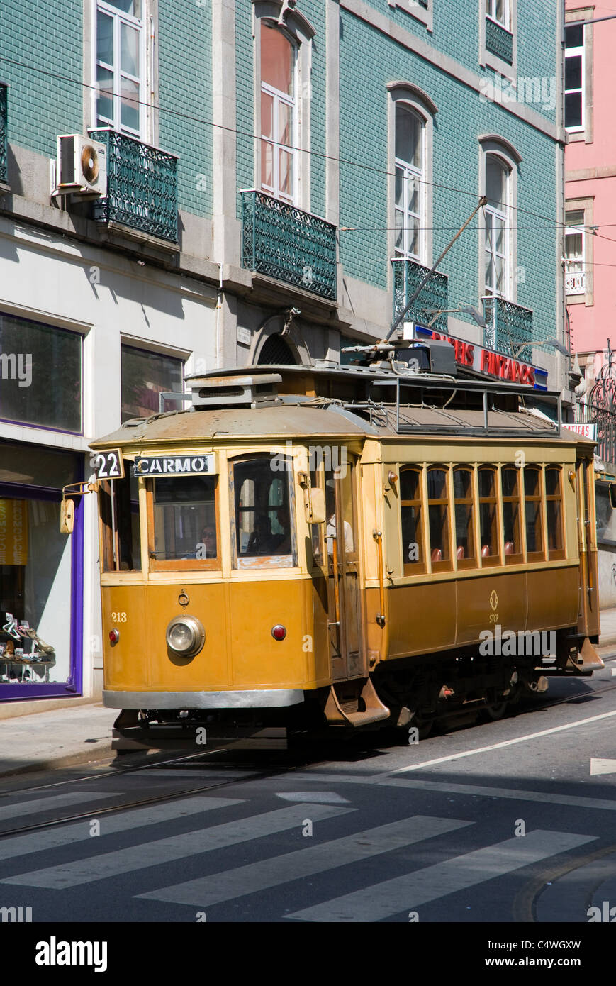 Il tram per le strade di Porto con i suoi edifici colorati. Foto Stock