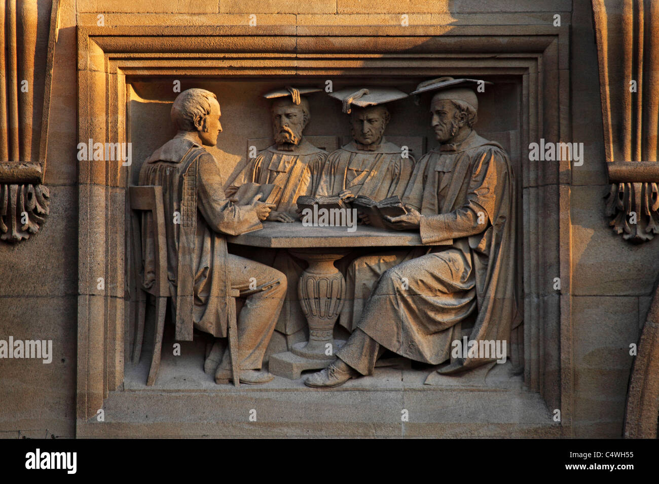 Dettaglio di una scultura mostra dons sull'Università di Oxford ha esaminato la costruzione di scuole. Foto Stock