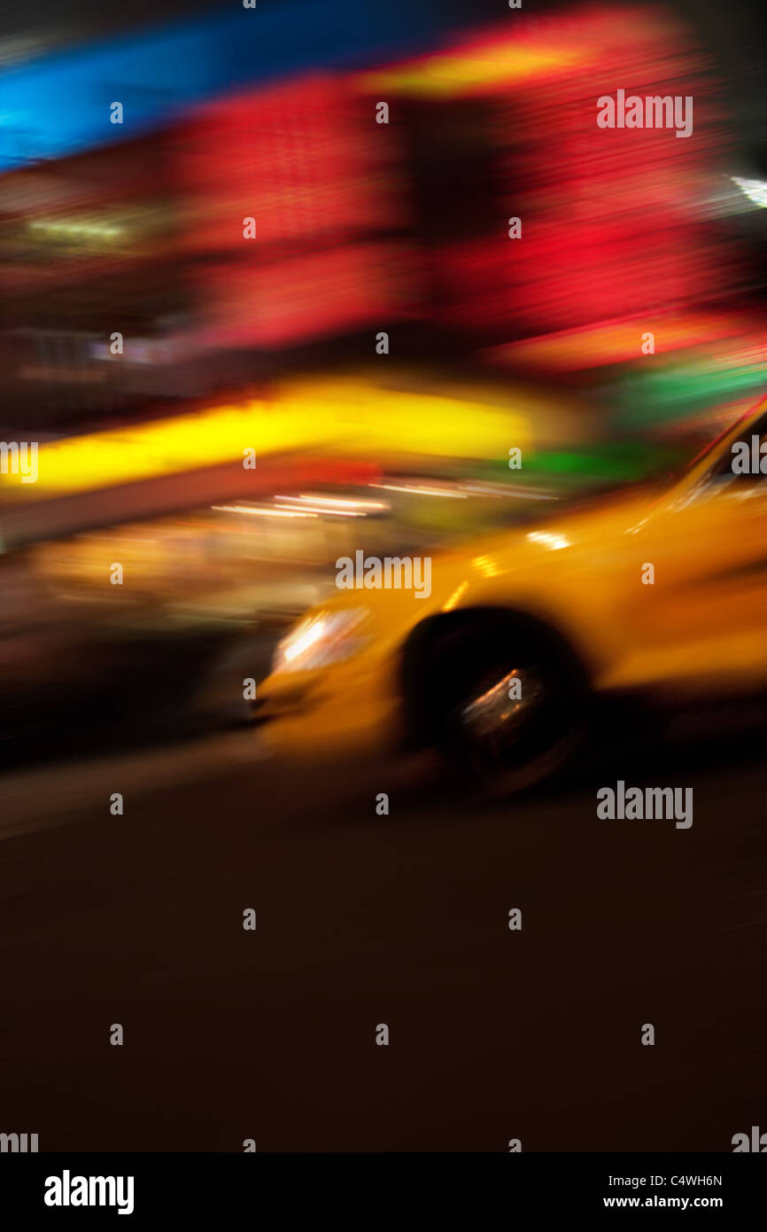 Abstract blu del movimento di una città con taxi guidando lungo la strada di notte a NYC. Foto Stock