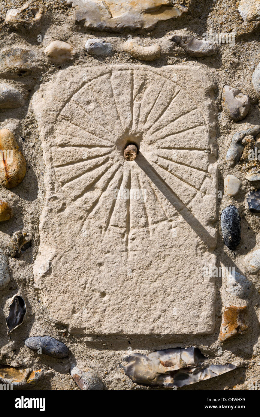 L'antica meridiana scratch impostato nella parete esterna della chiesa di San Michele, Sutton, Norfolk, Inghilterra, Regno Unito. Foto Stock